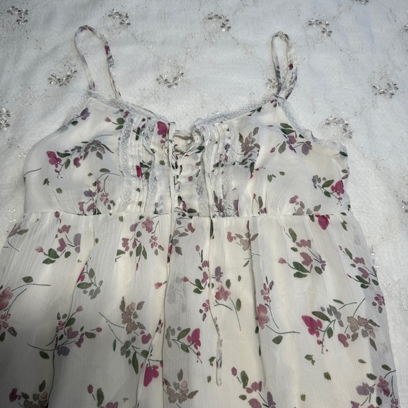 Vintage Y2K Candie’s White Floral Tank Top – Size Large (Best for Smaller Bust) - Picture 3 of 4
